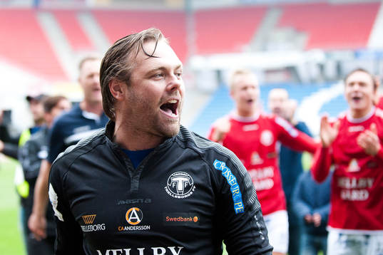 Trelleborgs målvakt Fredrik Persson jublar