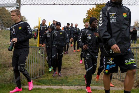 GAIS spelare på väg in till planen för en