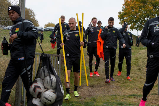 GAIS spelare på väg in till planen för en