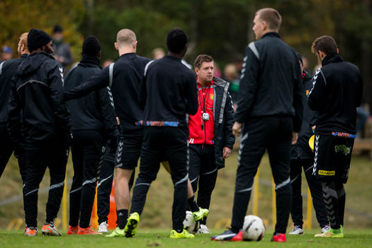 GAIS tränare Jesper Ljung instruerar