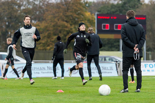Varberg värmer upp före fotbollsmatchen i Superettan