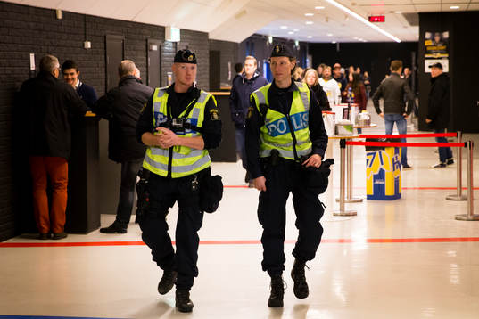 Poliser i arenan