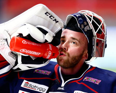 Linköpings målvakt David Rautio dricker