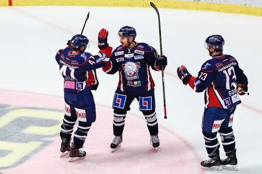 Linköpings Broc Little, Garret Roe (målskytt) och Andrew