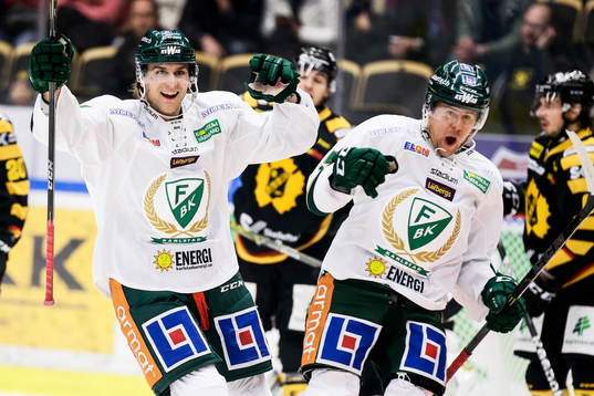 Färjestads Daniel Gunnarsson och Mikael Johansson jublar