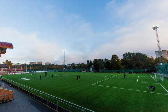 Spelarna värmer upp på Skytteholms IP