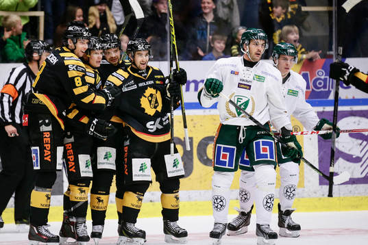 Skellefteås Andrew Calof (m) kramas om
