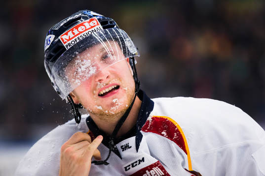 Djurgårdens Linus Hultström med snö i ansiktet