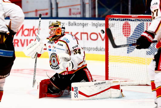 Pucken i stolpen bakom Luleås målvakt Joel Lassinantti