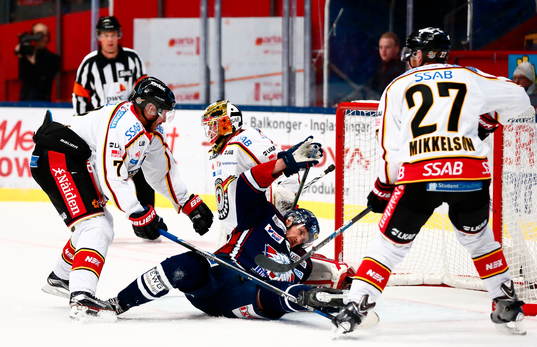 Linköpings Sebastian Karlsson i målgården