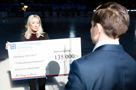 Linda Brevitz, Bliz Design lämnar över en check till