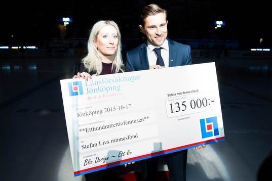 Linda Brevitz, Bliz Design lämnar över en check till