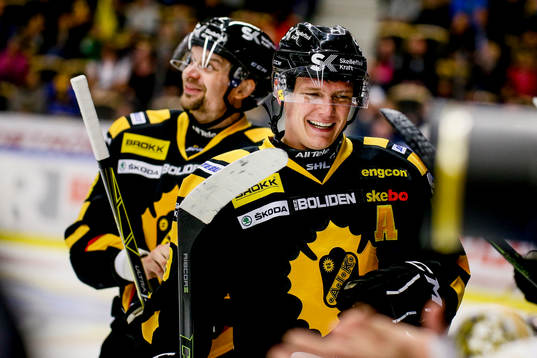 Skellefteås Patrik Zackrisson  och Janne Pesonen jublar