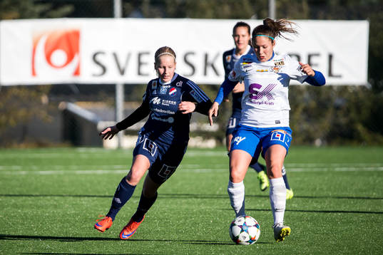 Sunnanå Michelle Wörner  i kamp om bollen med
