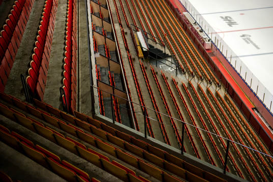 Tomma läktarplatser inne på Gavlerinken Arena före