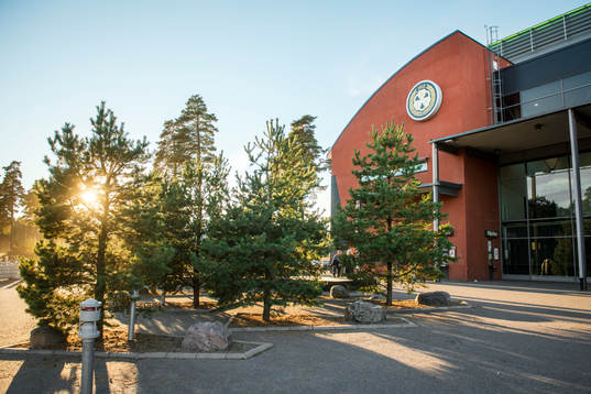 Höstsol utanför Gavlerinken Arena före ishockeymatchen i
