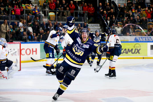 s Teemu Laine jublar