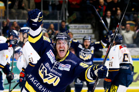 s Teemu Laine jublar
