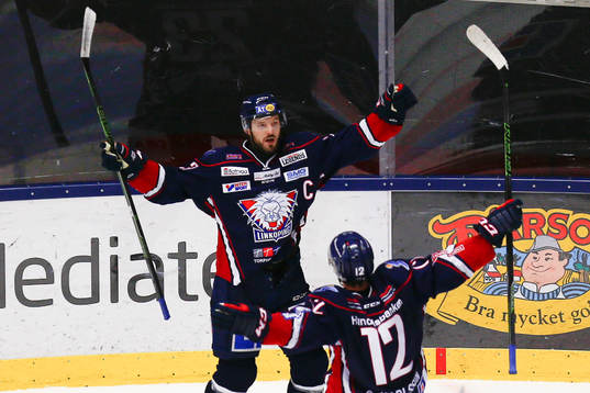 Linköpings Niklas Persson jublar ihop med Sebastian