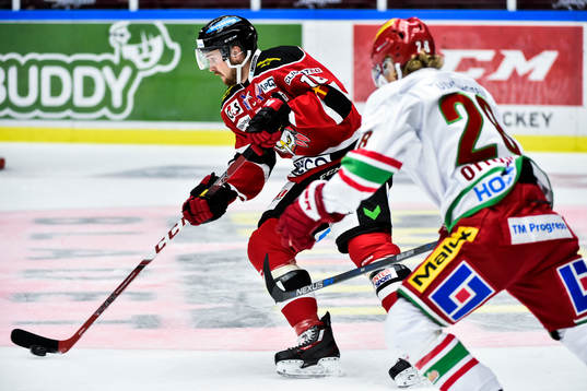 Modos Axel Ottosson jagar Malmö Redhawks Magnus Häggström