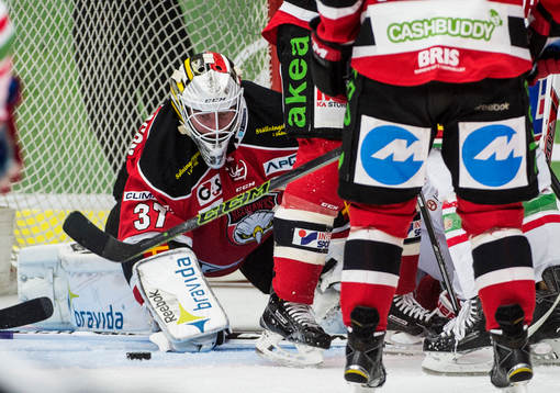 Tätt framför Malmö Redhawks målvakt Jonas Gunnarsson