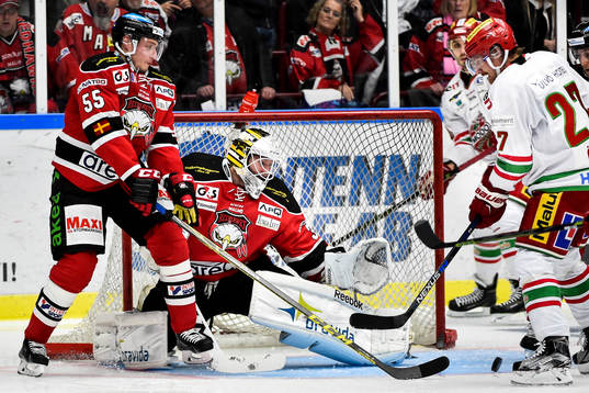 Modos Peter Öberg oroar framför Malmö Redhawks Johan