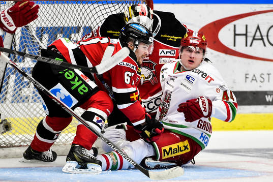 Modos Carl Grundström framför Malmö Redhawks Nicklas