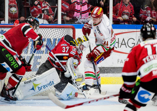 Modos Carl Grundström mot Malmö Redhawks målvakt Jonas