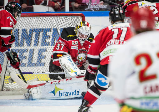 Malmö Redhawks målvakt Jonas Gunnarsson med pucken