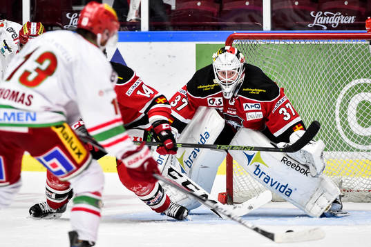 Modos Bill Thomas skjuter mot Malmö Redhawks målvakt
