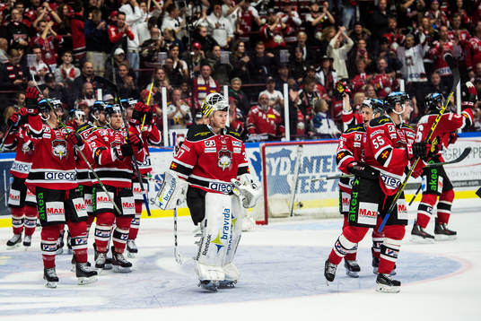 Malmö Redhawks målvakt Jonas Gunnarsson jublar med