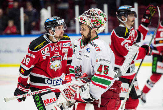 Modos målvakt Jonatan Bjurö deppar