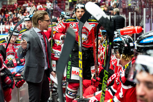 Malmö Redhawks tränare Björn Hellkvist med spelarna i