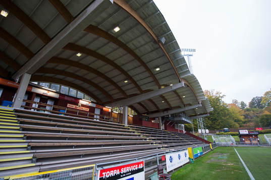 Läktare på Stadsparksvallen innan en fotbollsmatch i