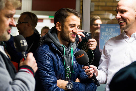 Jönköpings Robert Gojani ser Varberg göra 1-1 på TV och