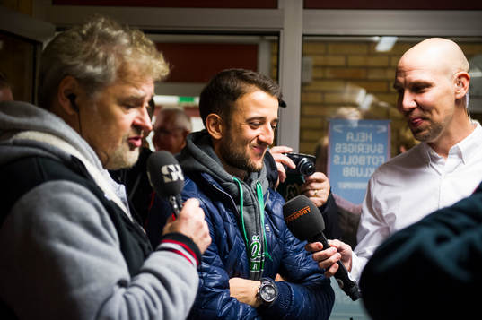 Jönköpings Robert Gojani ser Varberg göra 1-1 på TV och