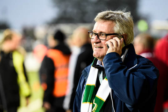 Jönköpings ordförande Sune Lantz pratar i telefon och