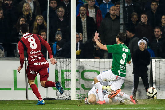 Östersunds Jamie Hopcutt gör 0-1