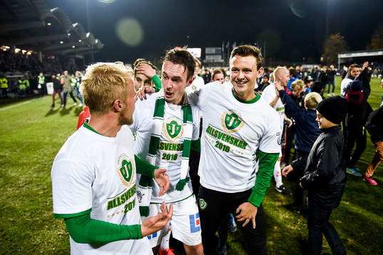 Jönköpings spelare med Daryl Smylie (m) firar