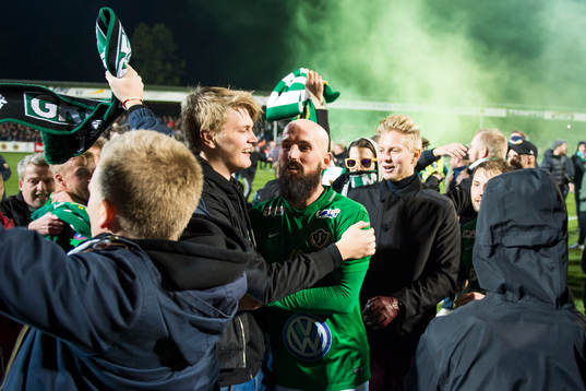 Jönköpings Tobias Nilsson jublar med supportrar