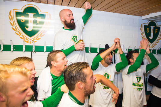 Jönköpings Tobias Nilsson jublar i omklädningsrummet