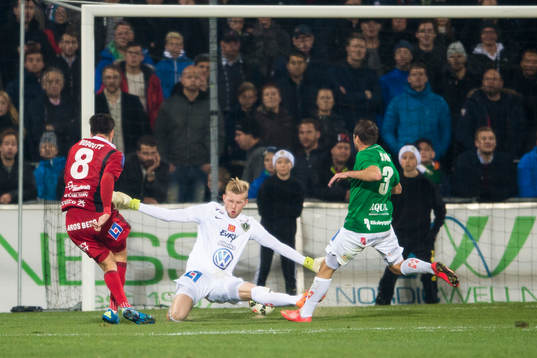 Östersunds Jamie Hopcutt gör 0-1 på Jönköpings