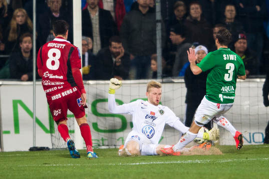 Östersunds Jamie Hopcutt gör 0-1 på Jönköpings