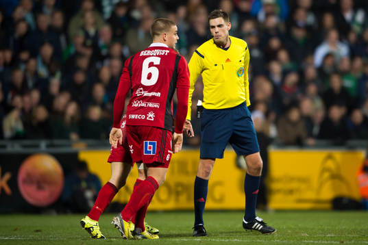 Domare Magnus Lindgren diskuterar med två Östersunds
