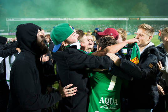 Jönköpings Ronny Sabo (rygg mot kameran) kramas om av