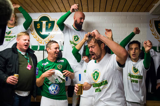 Jönköpings spelare med Fredric Fendrich i spetsen firar