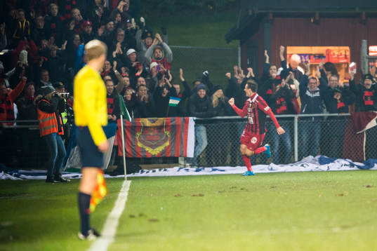 Östersunds Jamie Hopcutt jublar mot supportrarna