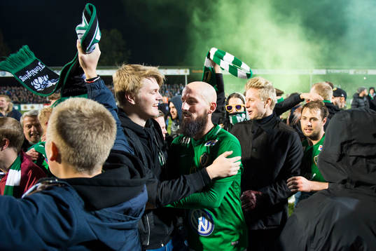 Jönköpings Tobias Nilsson firar ihop med supportrar