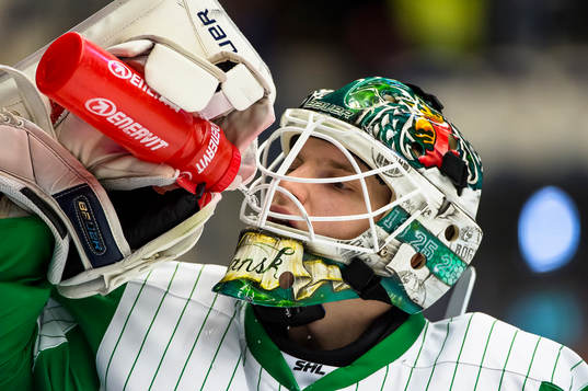 Rögles målvakt Oscar Dansk dricker
