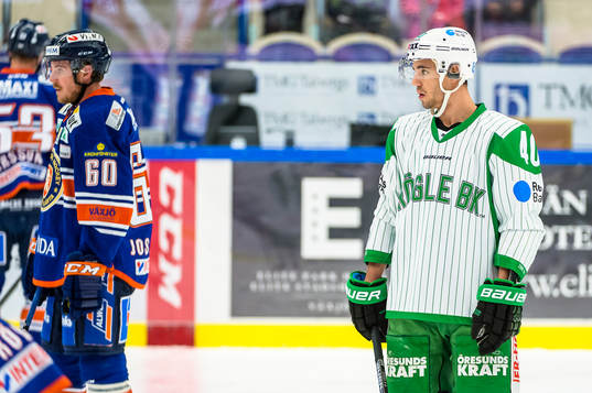 Rögles Jesper Jensen tittar på Växjös uppvärmning